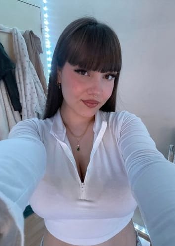 Chloé OnlyFans 영 4